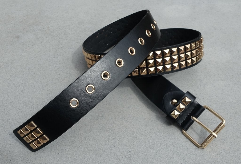 Zwarte riem met goudkleur studs 110 x 3,8 cm - ongebruikt, Zwart, Nieuw, Tailleriem, Ophalen of Verzenden