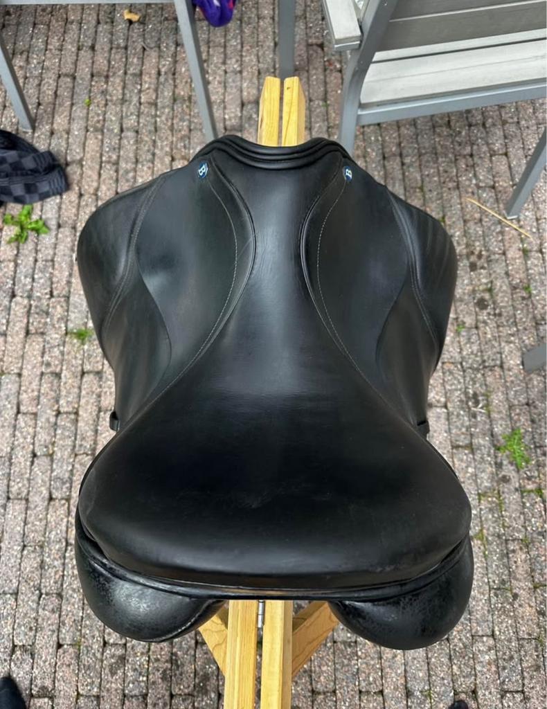 Barnsby dressuur zadel 17,5 inch, Dieren en Toebehoren, Paarden en Pony's | Zadels, Ophalen, Zo goed als nieuw, Dressuur