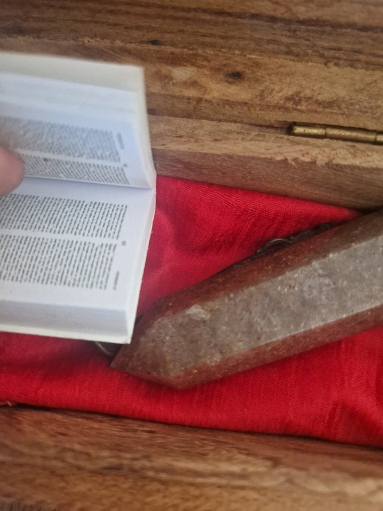 Houten kerk kistje met mini bijbel en steen., Ophalen of Verzenden