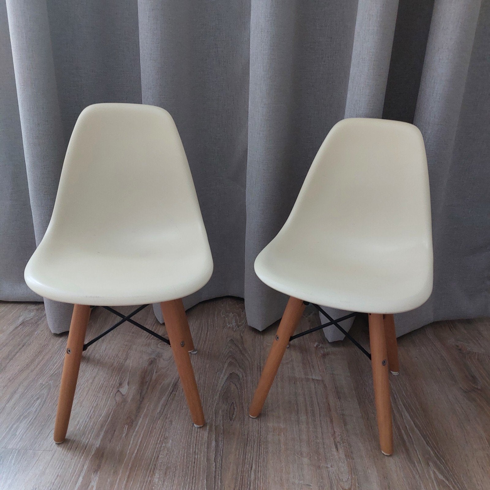 2 Kinderstoelen - Crème met houten poten, Kinderen en Baby's, Ophalen of Verzenden, Gebruikt, Stoel(en)