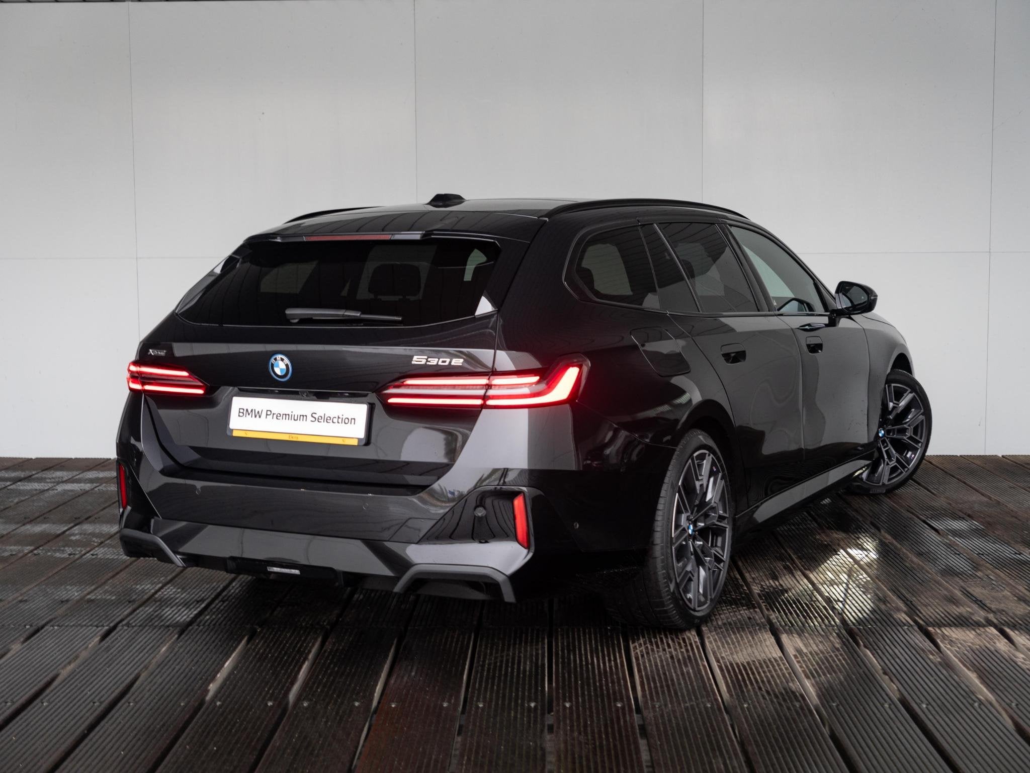 BMW 5 Serie Touring 530e xDrive SoH 100% | M Sportpakket Pro, Auto's, Stof, Gebruikt, 4 cilinders, 135 min