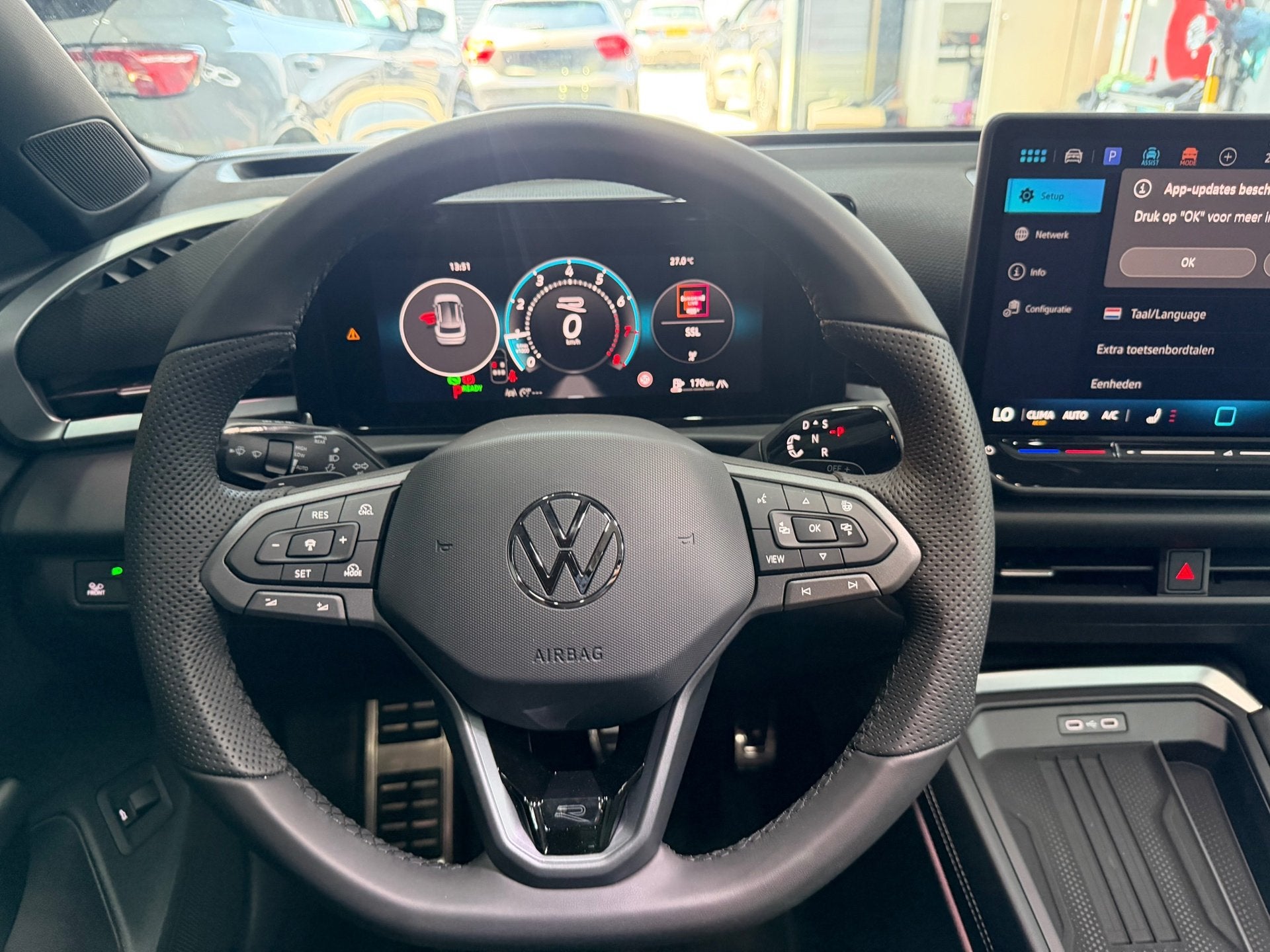 Foto 16 van Volkswagen T-ROC 1.5 eTsi R-Line First Edition Pano-IQ-KEYLE
