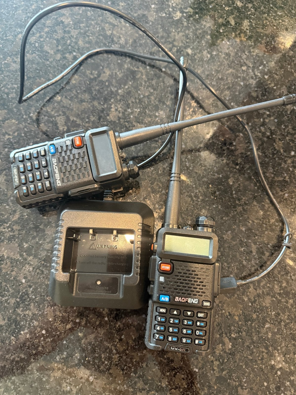Baofeng UV-5R Portofoons met Oplader - Set van 2, Telecommunicatie, Ophalen, Gebruikt, 2 to 5 km, Portofoon of Walkie-talkie