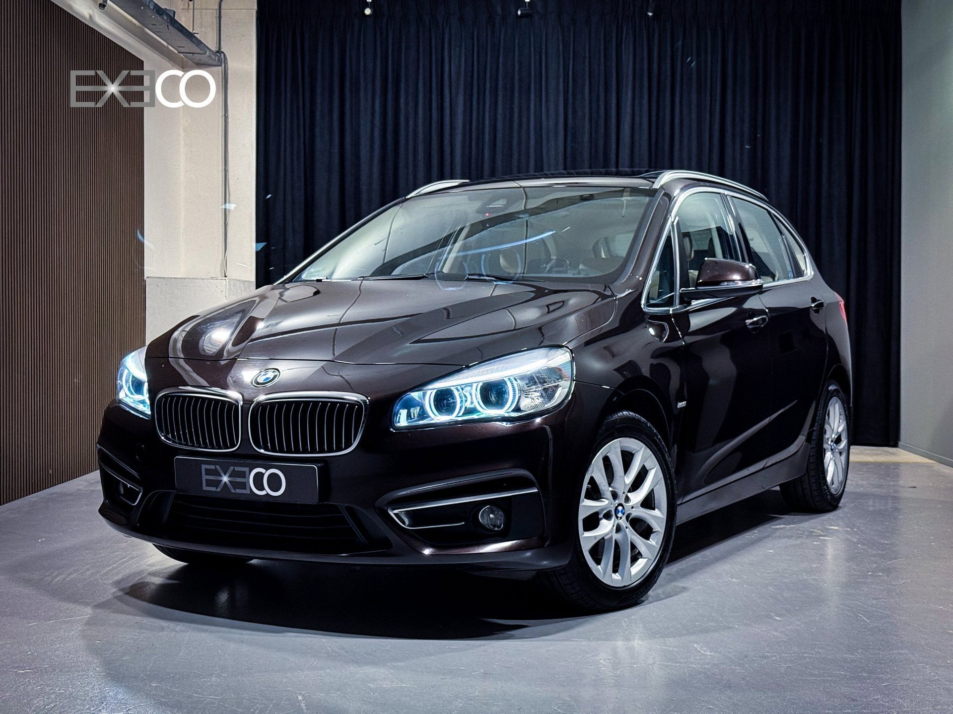 BMW 2-serie Active Tourer 218i Luxury |Pano|HUD|Leder|Sfeer|, Auto's, Voorwielaandrijving, 136 pk, Gebruikt, Bruin