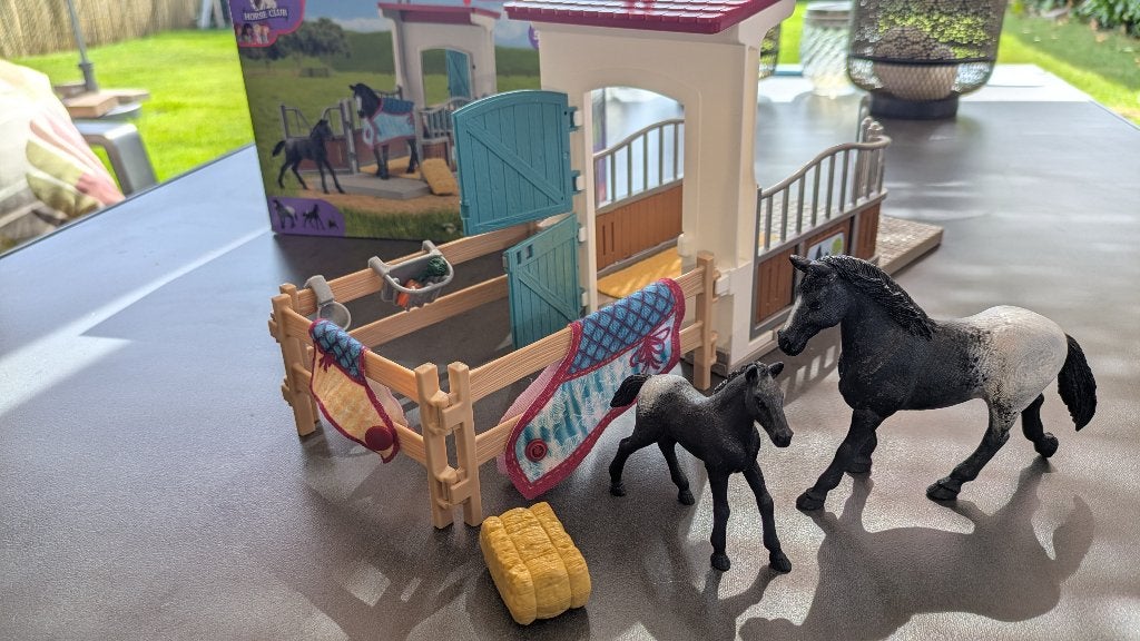 schleich  Paardenbox met merrie en veulen, Ophalen of Verzenden, Zo goed als nieuw