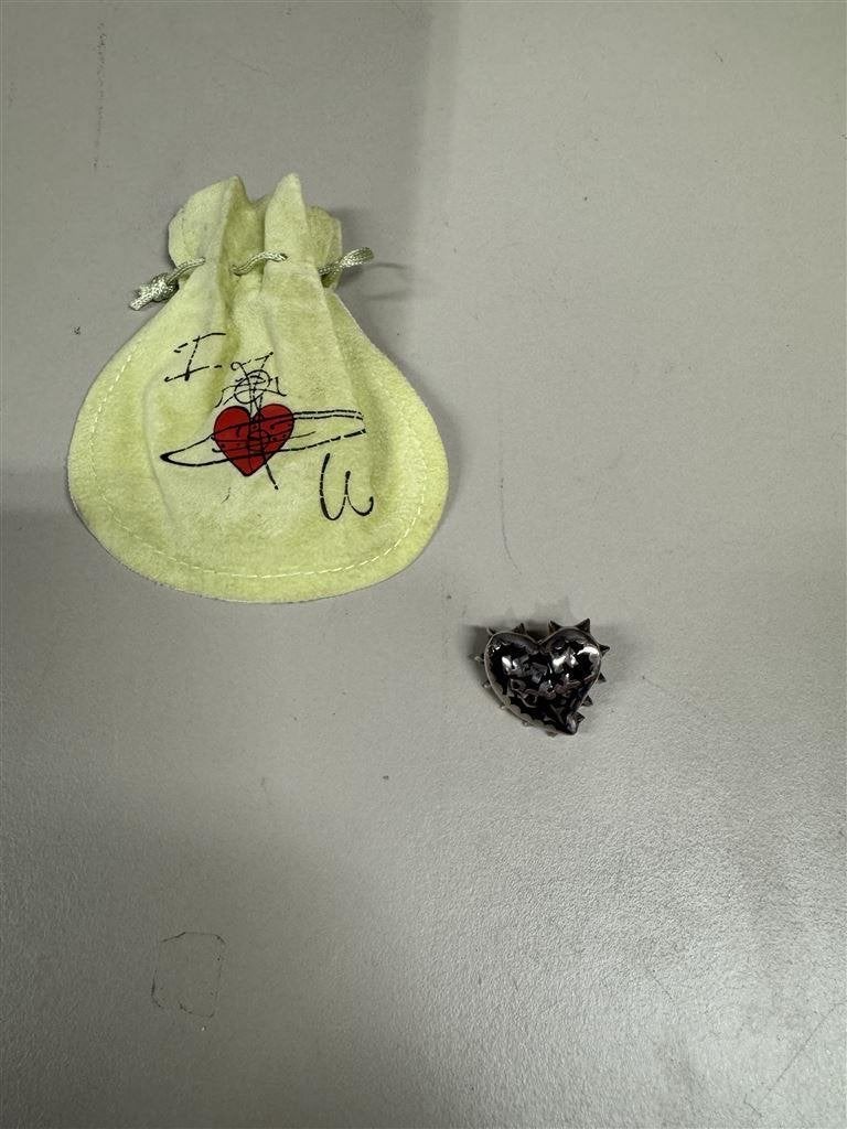 Vivienne Westwood brosche Let It rock Spiky Heart Brooch, Ophalen of Verzenden, Zo goed als nieuw, Overige onderwerpen