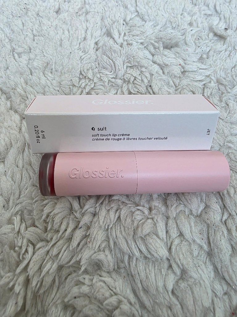 Glossier G Suit Soft Touch lip Crème in shade Jet 6ml, Lippen, Verzenden, Nieuw, Make-up