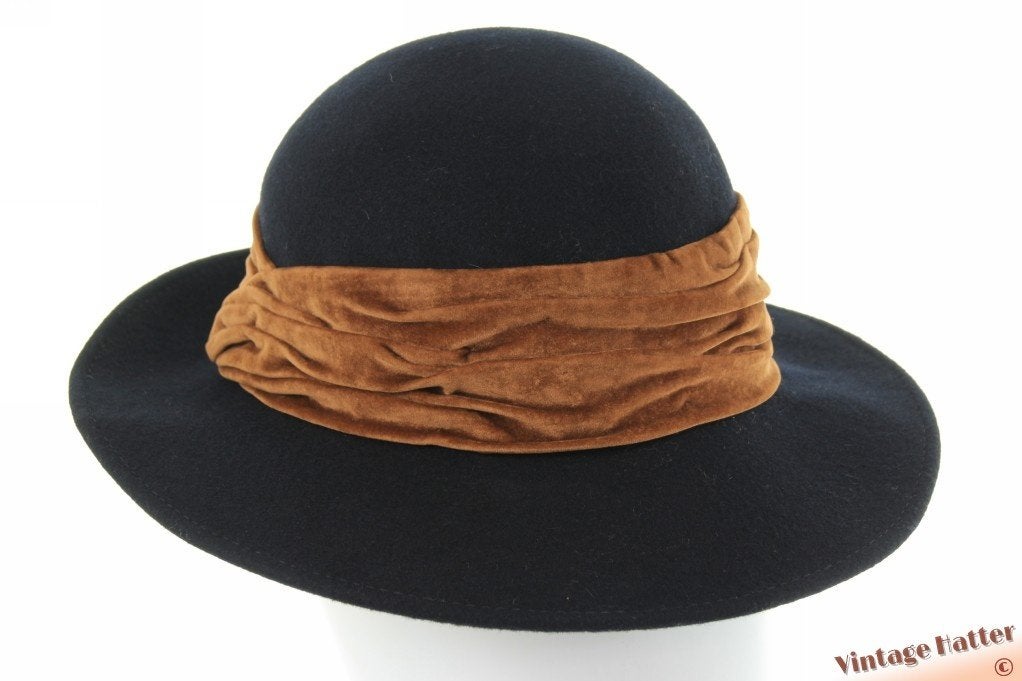 vintage dameshoed zwart wolvilt met bruin fluwelen band 57, Kleding | Dames, Hoeden en Petten, Ophalen of Verzenden, Zo goed als nieuw