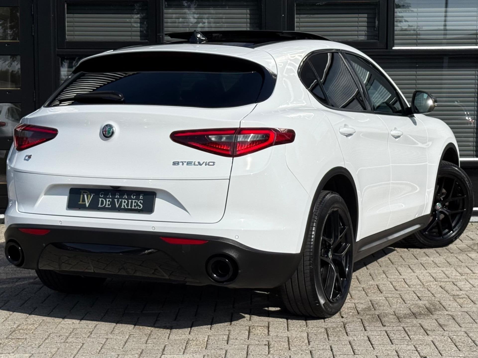 Alfa Romeo Stelvio 2.0 T 280pk AWD Q4 Veloce Panoramadak Bla, Auto's, Alfa Romeo, Automaat, Zwart, 4 cilinders, Wit