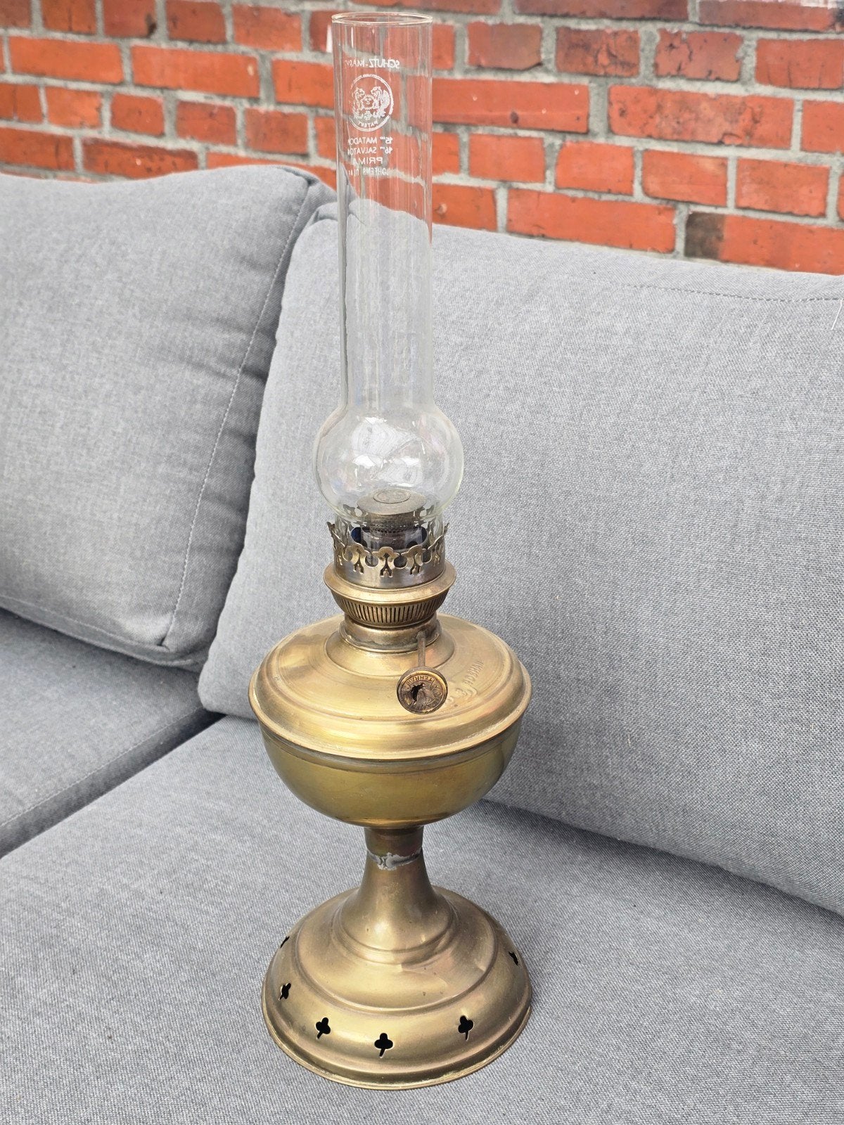 Antieke messing olielamp met glazen kap, Ophalen