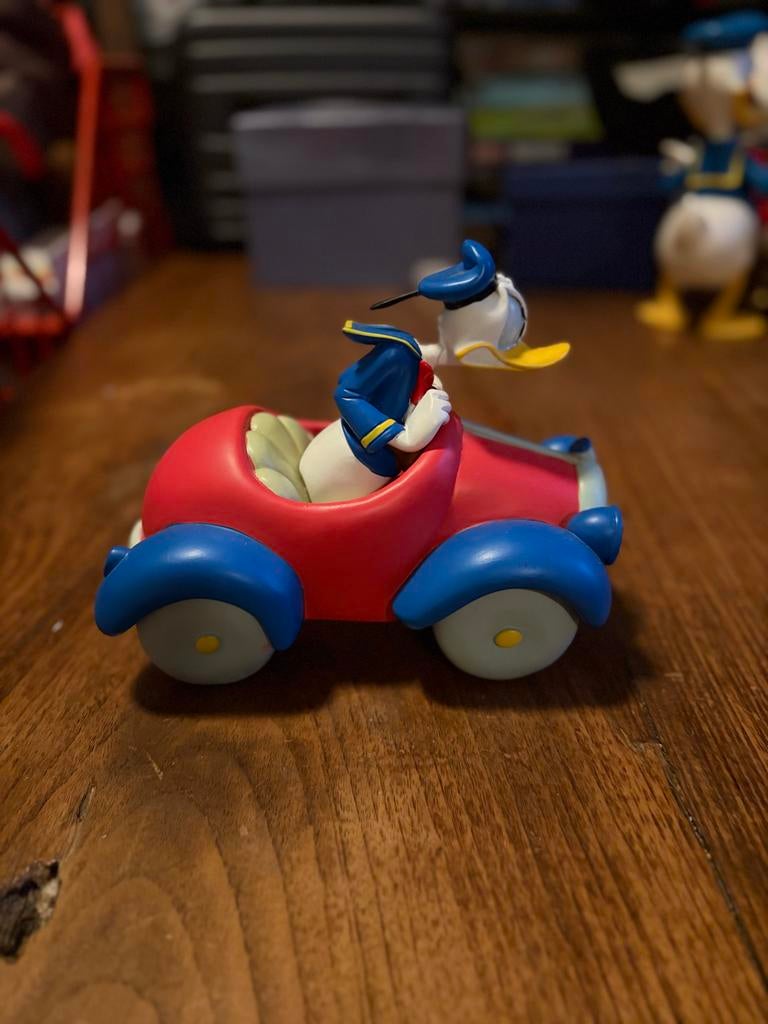 Donald Duck in auto - Disney figuur, Verzamelen, Disney, Gebruikt, Beeldje of Figuurtje, Donald Duck, Ophalen