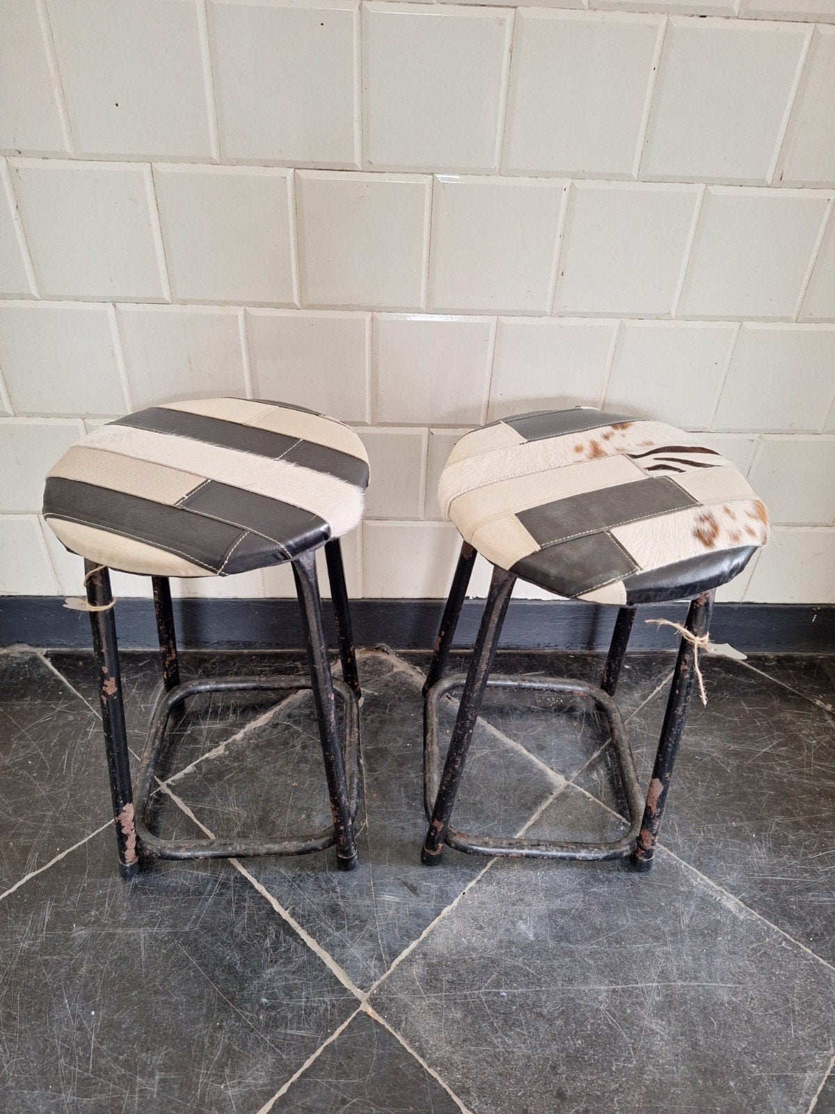 Ronde vintage kruk, zwart staal, patchwork lederen bekle, Gebruikt, Vintage, Ophalen of Verzenden, Nvt