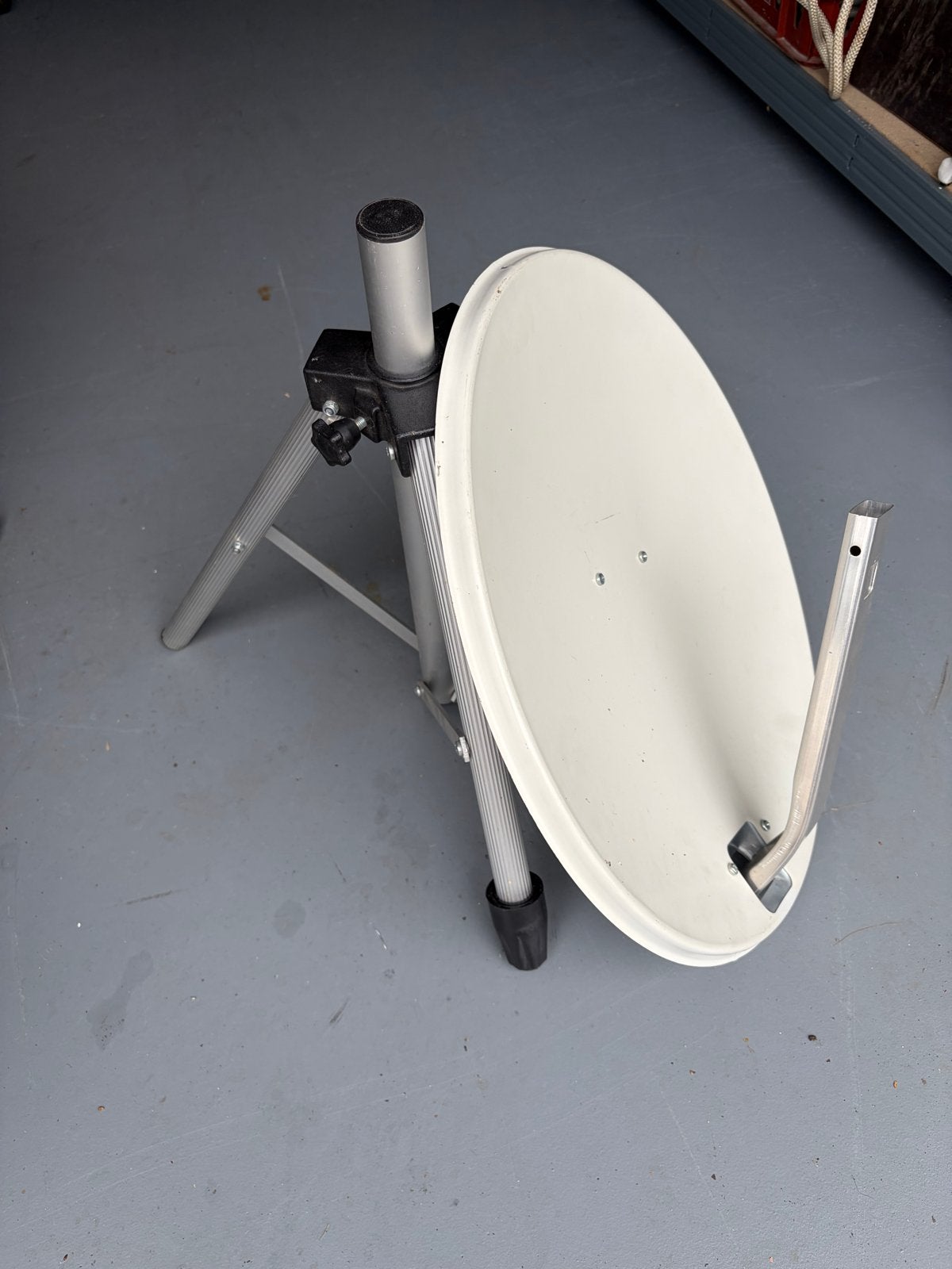 Schotelantenne met statief - Ideaal voor camping/camper, Ophalen of Verzenden, Gebruikt, (Schotel)antenne, Overige merken