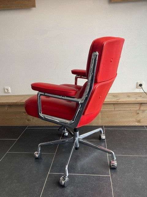 Vitra Eames ES 104 Lobby Chair , chroom,  red  leder, Vitra, Ophalen of Verzenden, Zo goed als nieuw, Bureaustoel