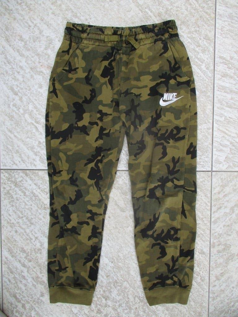Nike joggingbroek legerprint groen maat 134 / 140 broek, Kinderen en Baby's, Kinderkleding | Maat 134, Broek, Ophalen of Verzenden