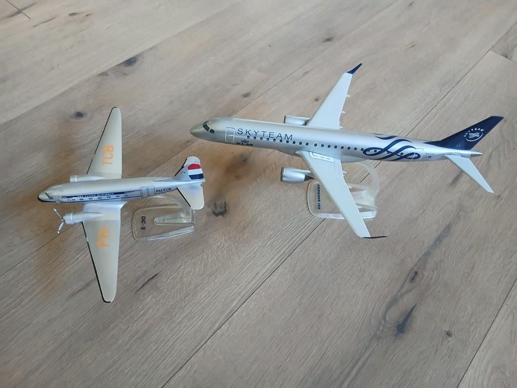 Schaalmodel vliegtuigen: Skyteam Embraer 190 & DC-3, Hobby en Vrije tijd, Modelbouw | Vliegtuigen en Helikopters, Ophalen of Verzenden