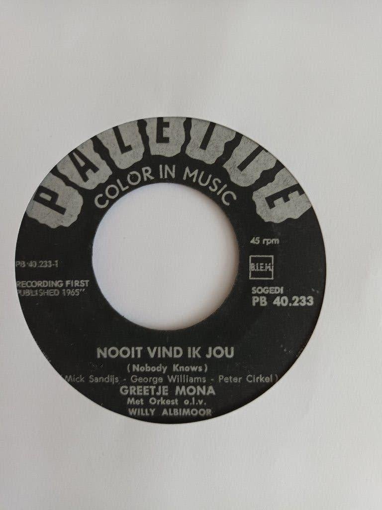 Greetje Mona - Nooit Vind Ik Jou / Achter Glazen Bergen, Originele persing, 7 inch, Ophalen of Verzenden, Zo goed als nieuw
