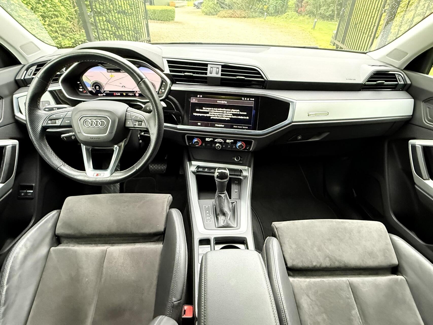Audi Q3 Sportback|SLINE/Black edit.|Leder/alcan.| AppleCar, Auto's, Gebruikt, Zwart, Met garantie (alle), Automatische klimaatregeling