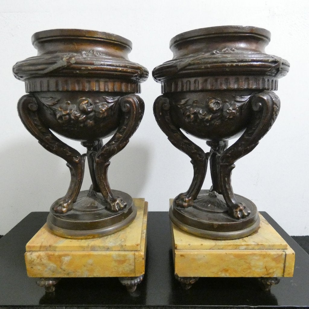 Antieke bronzen amforen op marmeren sokkels [1143], Ophalen