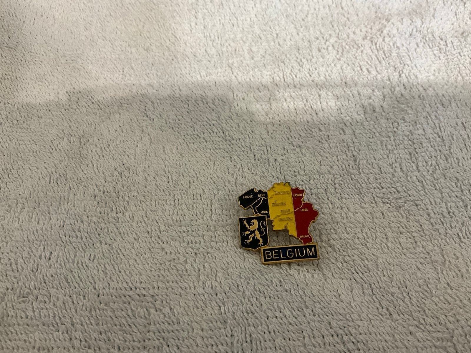 België kaart speldje met vlag en wapenschild, Verzamelen, Ophalen of Verzenden, Gebruikt