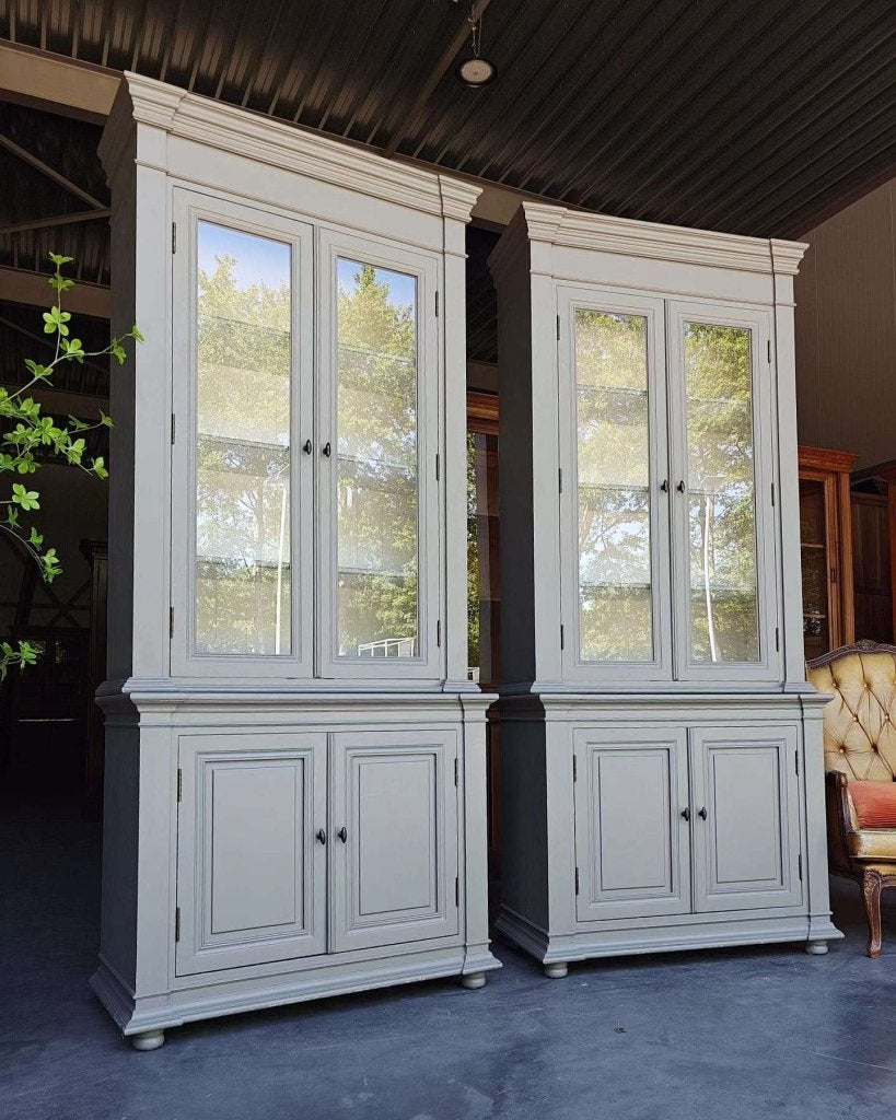 Prachtige klassieke vitrinekasten | Grijze buffetkast #4623, Huis en Inrichting, Kasten | Vitrinekasten, Niet ingevuld, 100 tot 150 cm