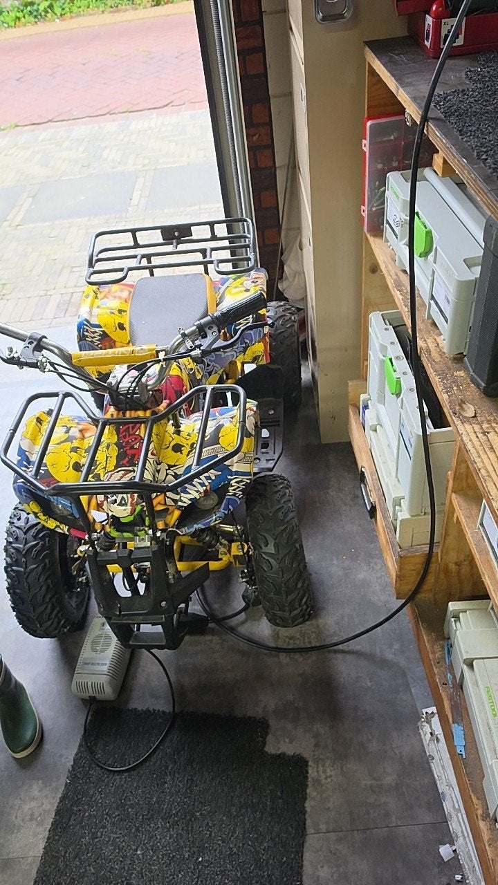 Kinderquad quad moet nieuwe gashendel op zit er bij, Fietsen en Brommers, Ophalen of Verzenden