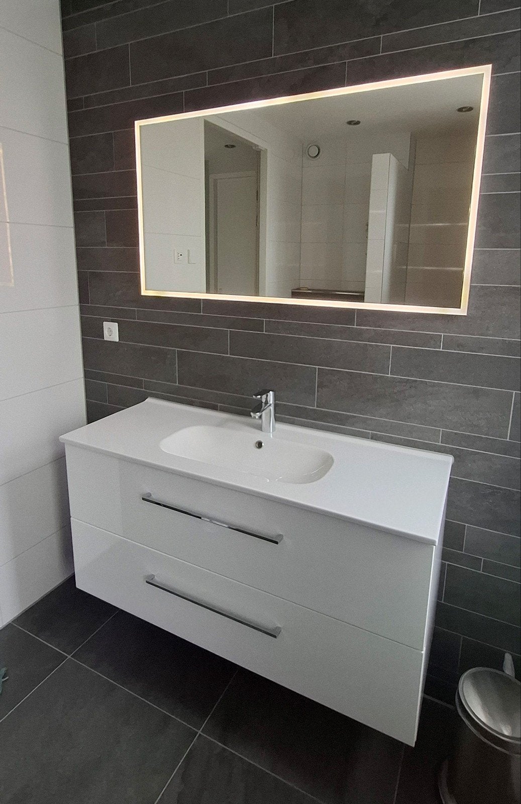 Moderne wastafelmeubel en spiegel met LED verlichting, Huis en Inrichting, Badkamer | Badkamermeubels, 100 tot 150 cm, Ophalen of Verzenden