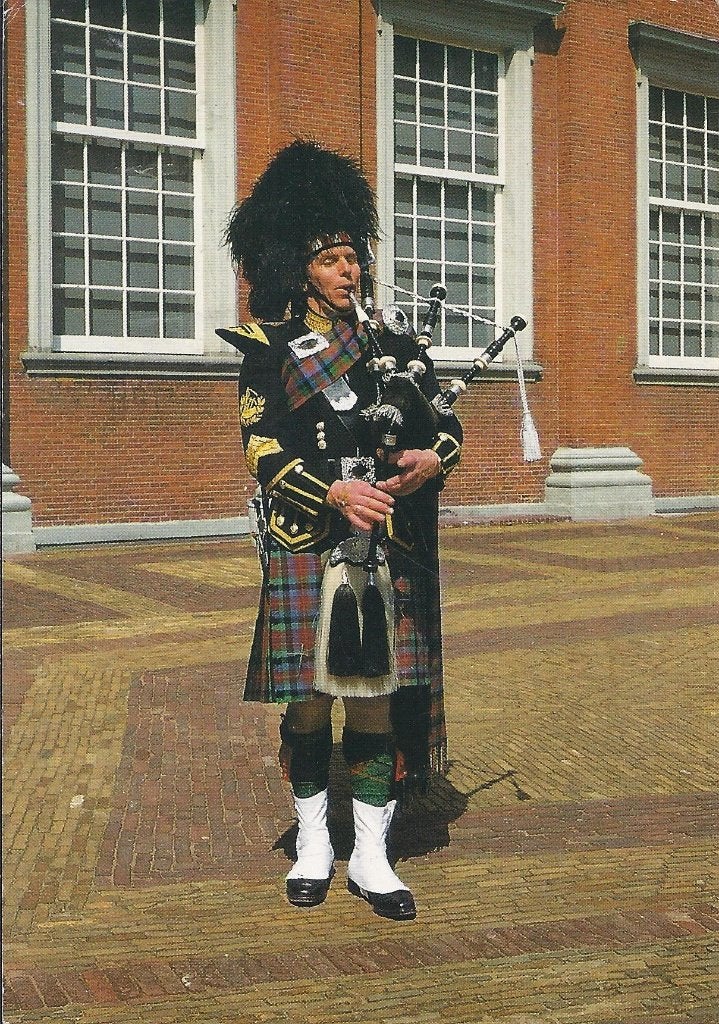Gelopen Ansichtkaart Doedelzakspeler, Ophalen of Verzenden, 1980 tot heden, Gelopen