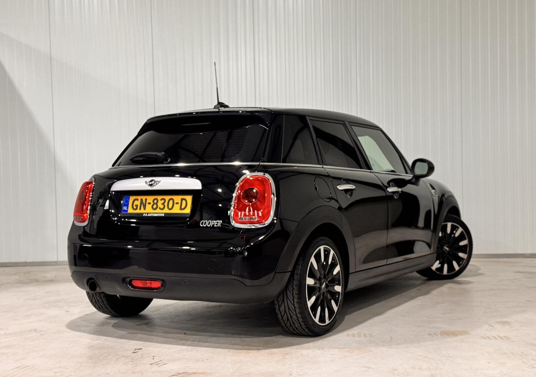 Mini 5-Deurs 1.5 Cooper Chili Serious Business|LEDER|CRUISE, Auto's, 136 pk, Gebruikt, Euro 6, Met garantie (alle)