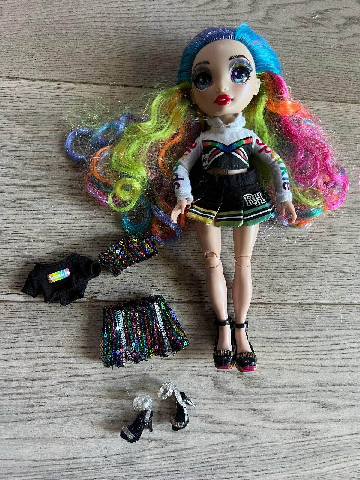 Rainbow High pop met regenbooghaar en extra kleding, Kinderen en Baby's, Speelgoed | Poppen, Ophalen of Verzenden, Zo goed als nieuw