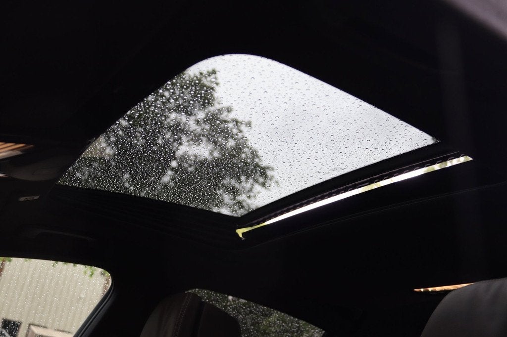 BMW 5-serie M550i xDrive DEALER OH PANO B&W MASSAGE 360 ACC, Automaat, Gebruikt, 2000 kg, 4395 cc