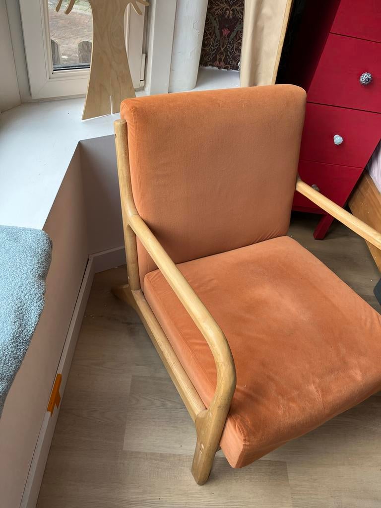 Comfortabele fauteuil met houten frame en oranje stof, Huis en Inrichting, Fauteuils, Ophalen, Zo goed als nieuw