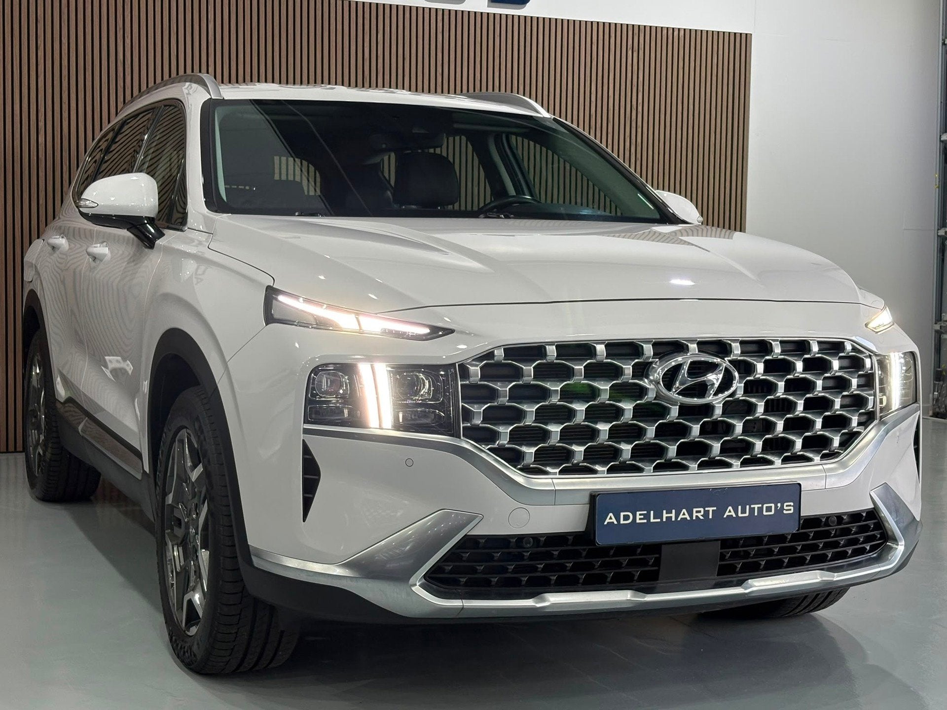 Hyundai Santa Fe 1.6 T-GDI PHEV Comfort Smart Sky 265 PK / L, Auto's, Dealer onderhouden, Santa Fe, Gebruikt, Zwart