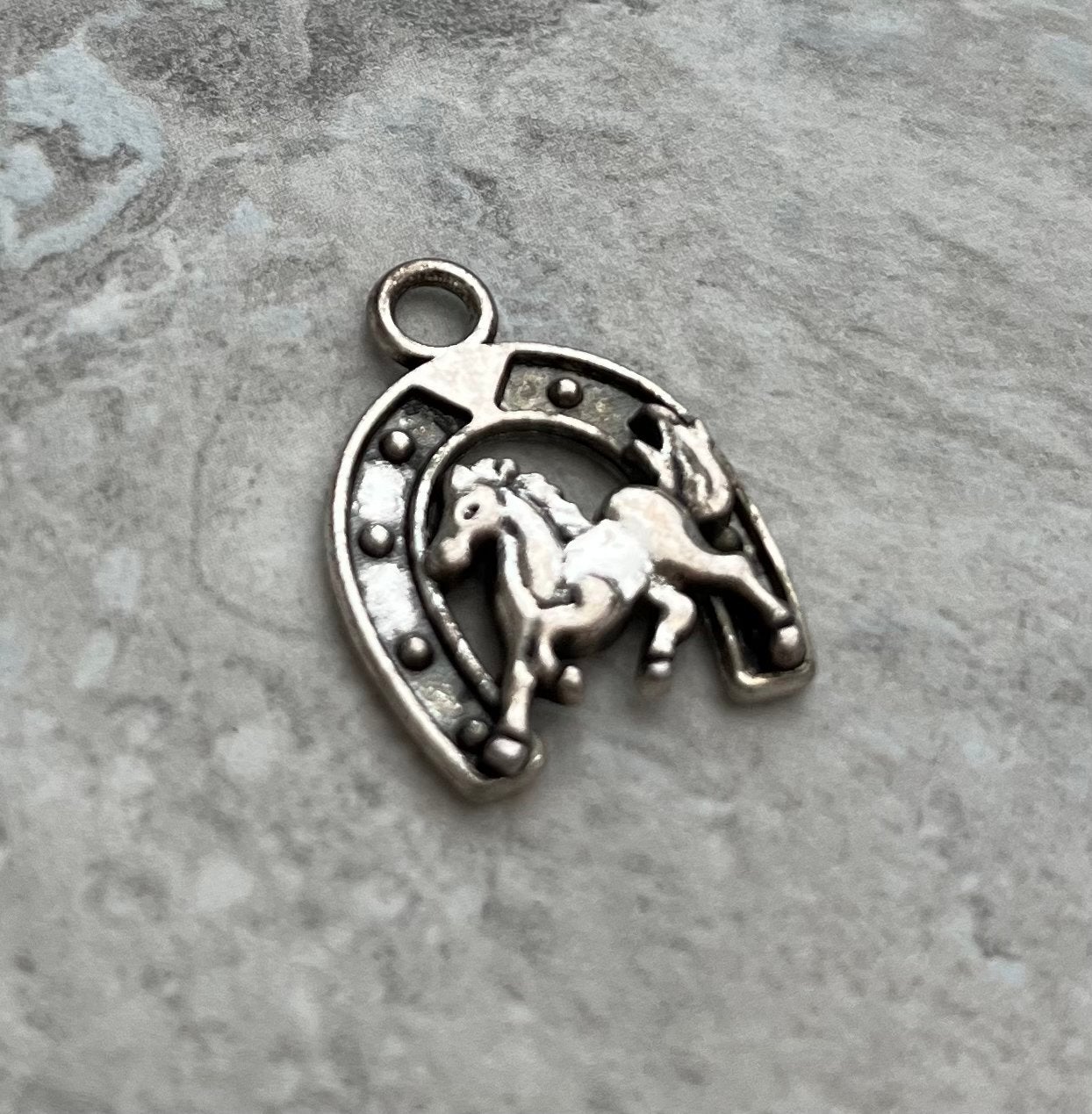 Nieuwe hanger hoefijzer met paard, Ophalen of Verzenden, Nieuw, Overige materialen