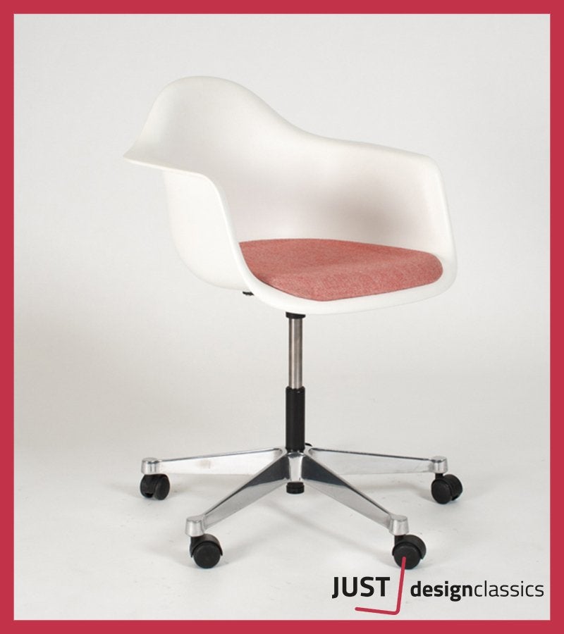 Vitra Eames Plastic Arm Chair PACC Wit / Oranje, Huis en Inrichting, Stoelen, Niet ingevuld, Zo goed als nieuw, Niet ingevuld