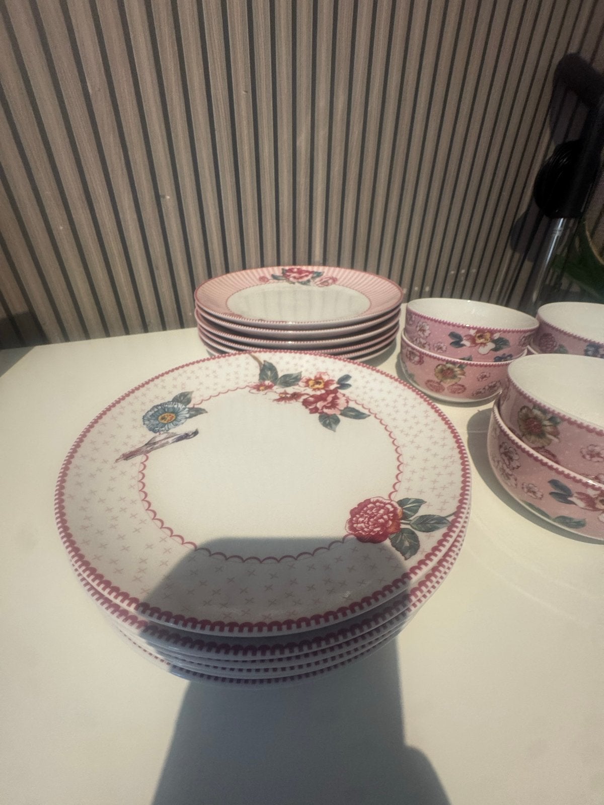 Compleet servies met bloemenprint - Zo goed als nieuw, Ophalen, Keramiek, Nieuw, Modern