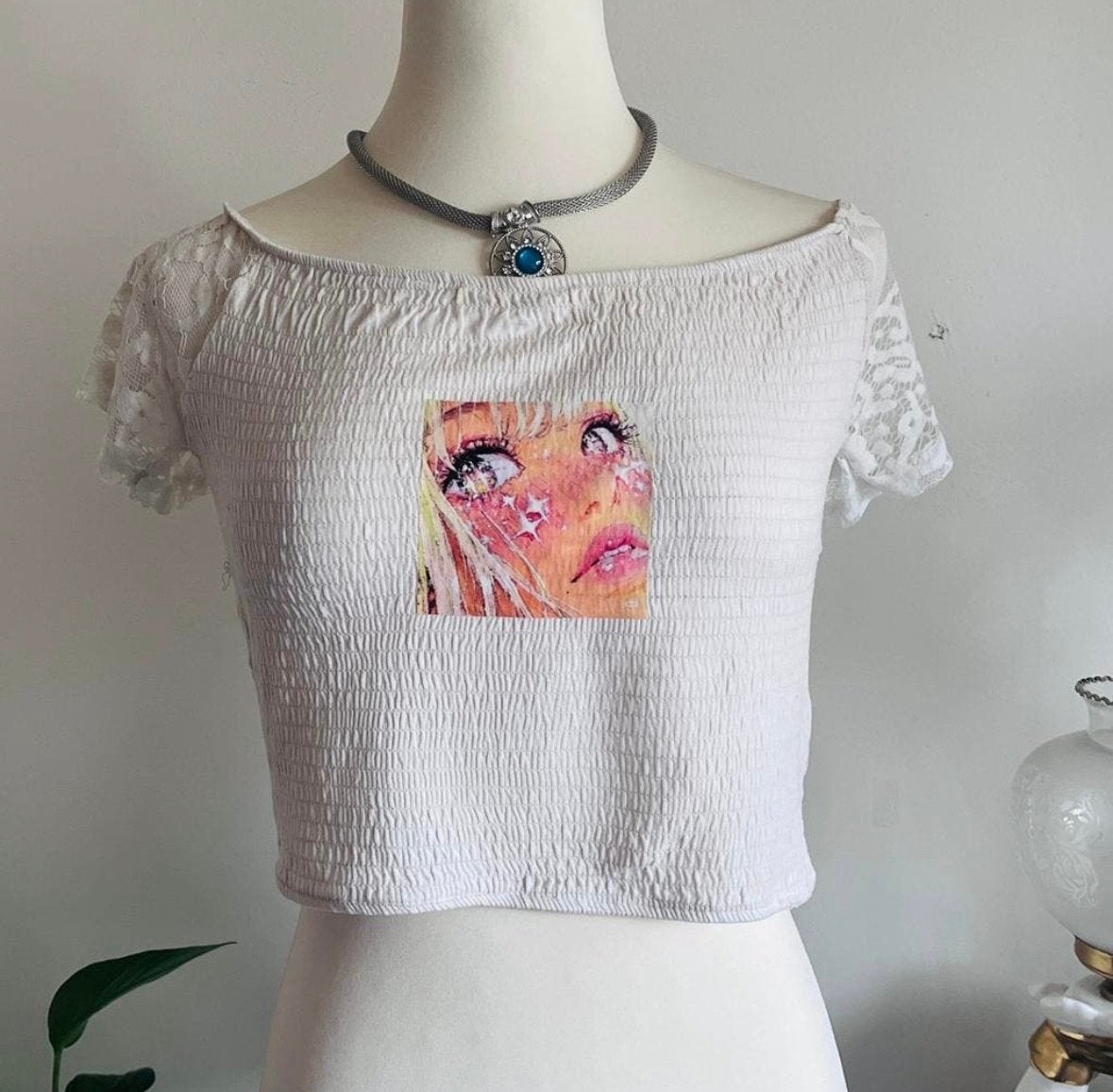 Jennyfer Witte Off-Shoulder Crop Top met Kant en Print - Maa, Wit, Ophalen of Verzenden, Zo goed als nieuw, Korte mouw