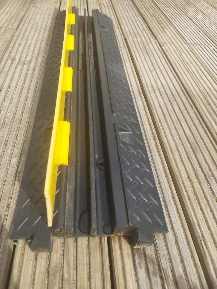 Kabelgoot 1 meter, 2 gleuven, koppelbaar en stevig, Ophalen, Gebruikt, Overige typen