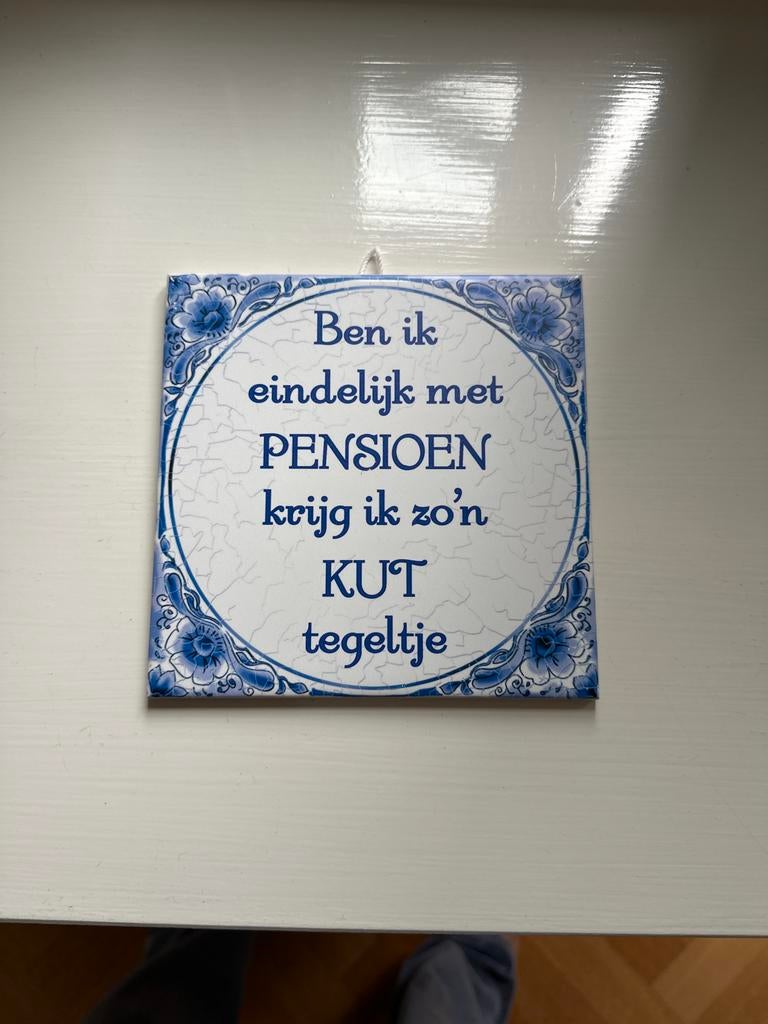 Delfts blauw tegeltje met pensioen spreuk, Antiek en Kunst, Antiek | Wandborden en Tegels, Ophalen of Verzenden