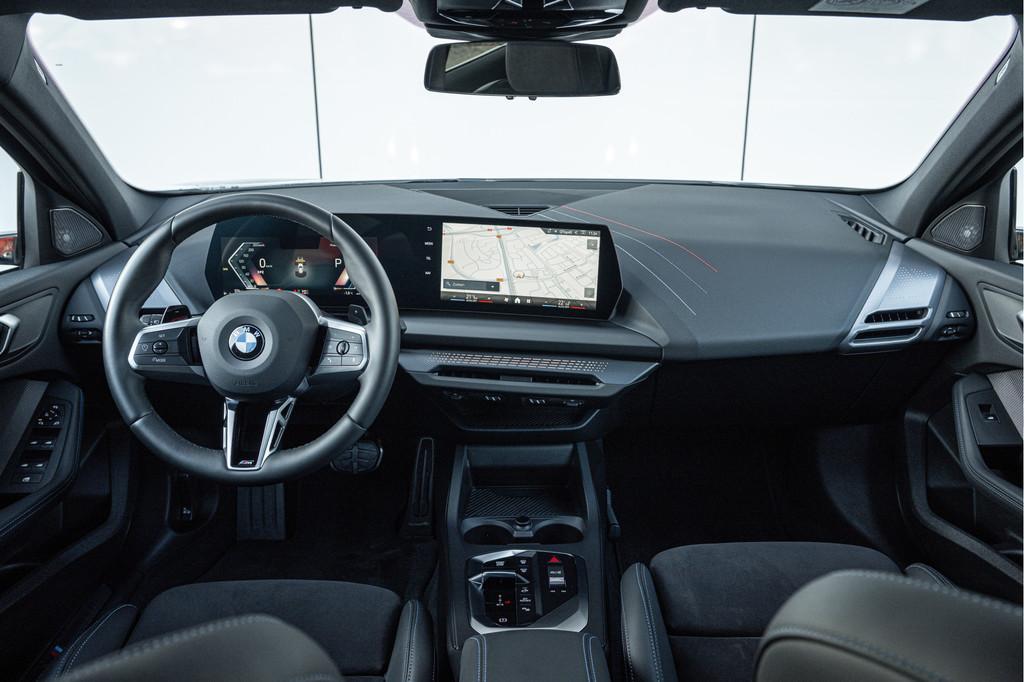 BMW 1 Serie 120 M Sport Automaat / Sportstoelen / M Adaptief, Gebruikt, 156 pk, Met garantie (alle), Wit