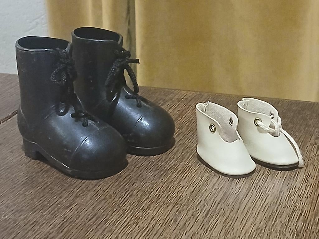 TWEE PAAR VINTAGE POPPEN LAARSJES ., Ophalen of Verzenden, Gebruikt, Pop