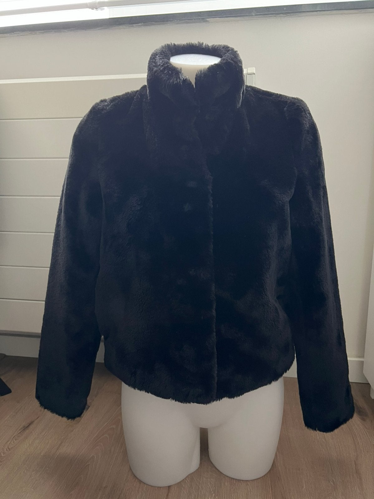 Zwarte, korte bontjas/vero moda/xs, Kleding | Dames, Jassen | Winter, Ophalen of Verzenden, Zo goed als nieuw, Maat 34 (XS) of kleiner