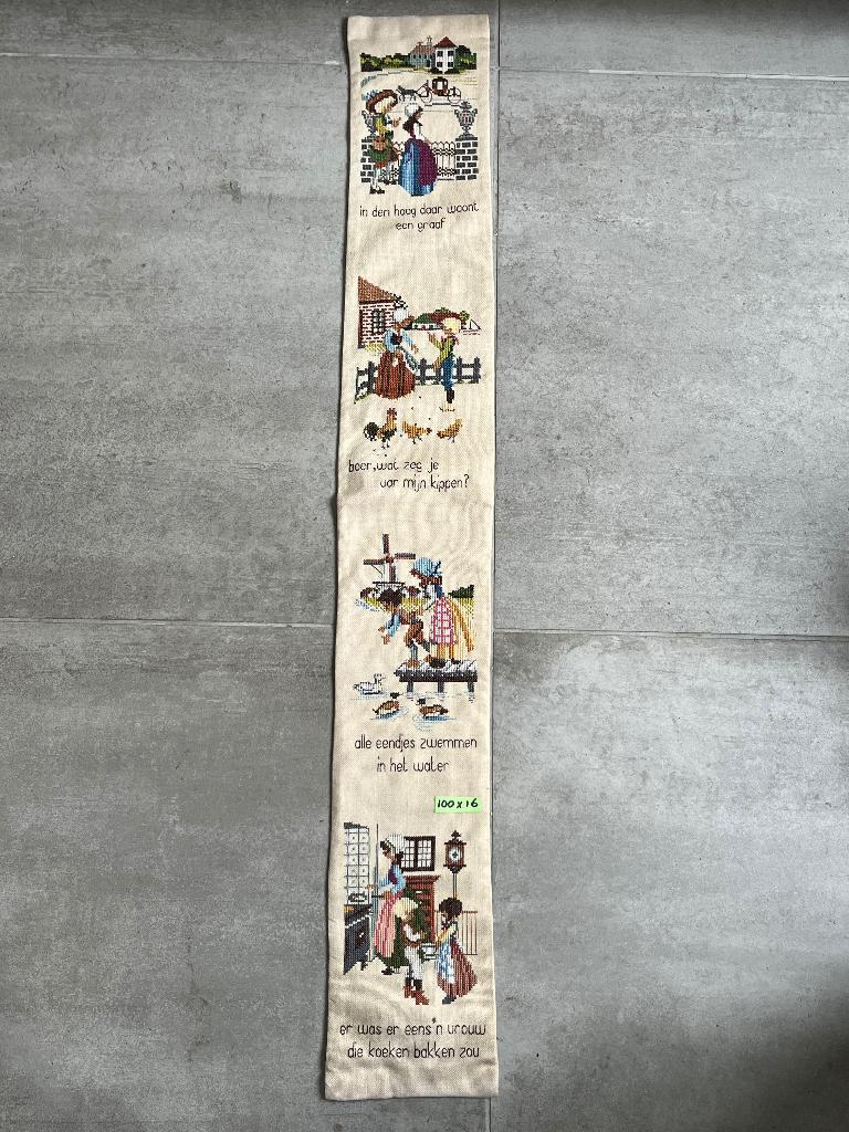Oud geborduurd schillenkoord met kinderliedjes, 16 cm, Textiel, 100 cm, Ophalen of Verzenden