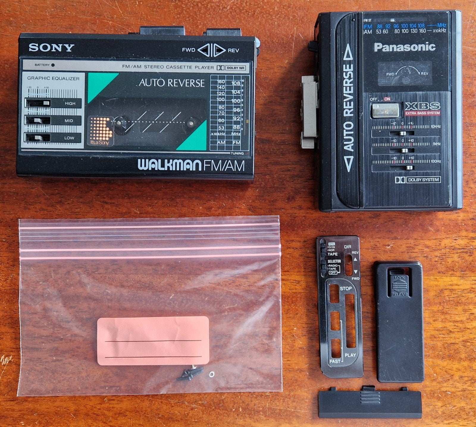 Twee defecte Sony WM F-18 & Panasonic XBS Walkmans., Ophalen, Walkman