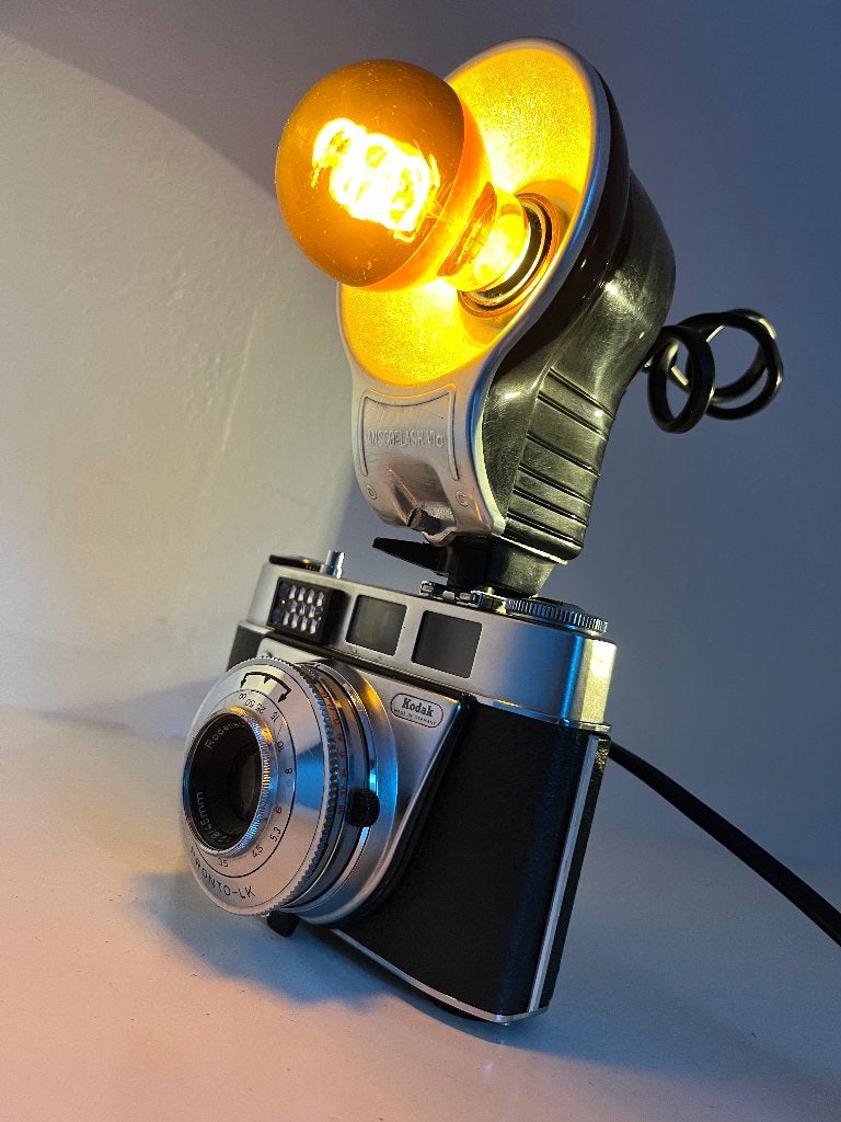 Unieke handgemaakte lamp van retro camera en vintage flitser, Overige merken, Vintage, 25 cm, E14 (klein)