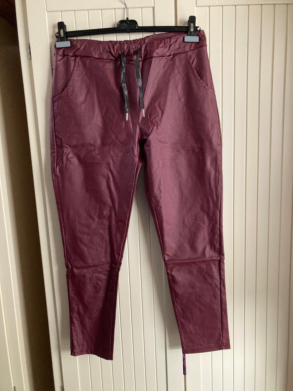 Leatherlook jogg Jeans bordeauxrood maat 46, Kleding | Dames, Maat 46/48 (XL) of groter, Nieuw, Ophalen of Verzenden, Lang