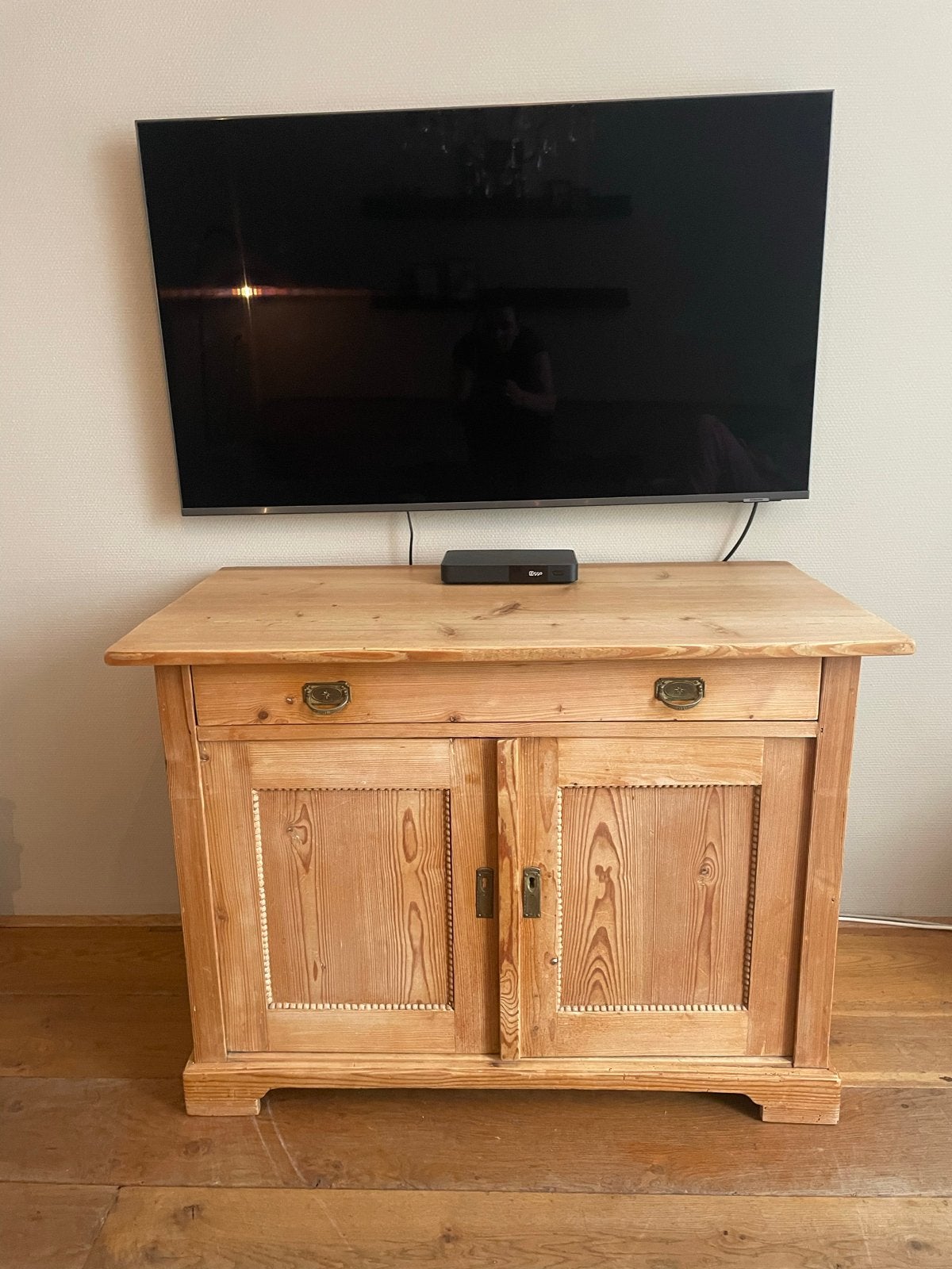 Massief grenen houten dressoir/tv-meubel met lade en deuren, Antiek en Kunst, Ophalen