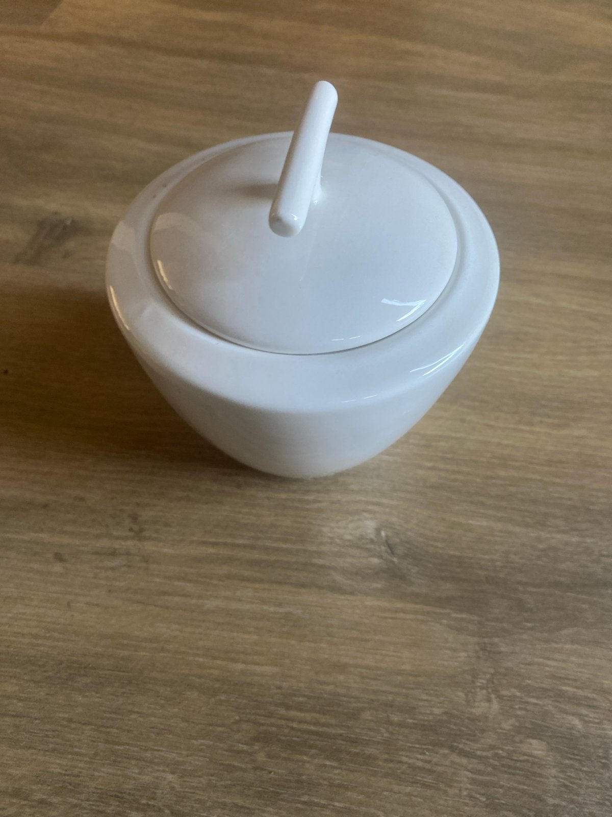 Witte suikerpot met deksel - Squito Yong, Keramiek, Overige typen, Ophalen of Verzenden, Zo goed als nieuw