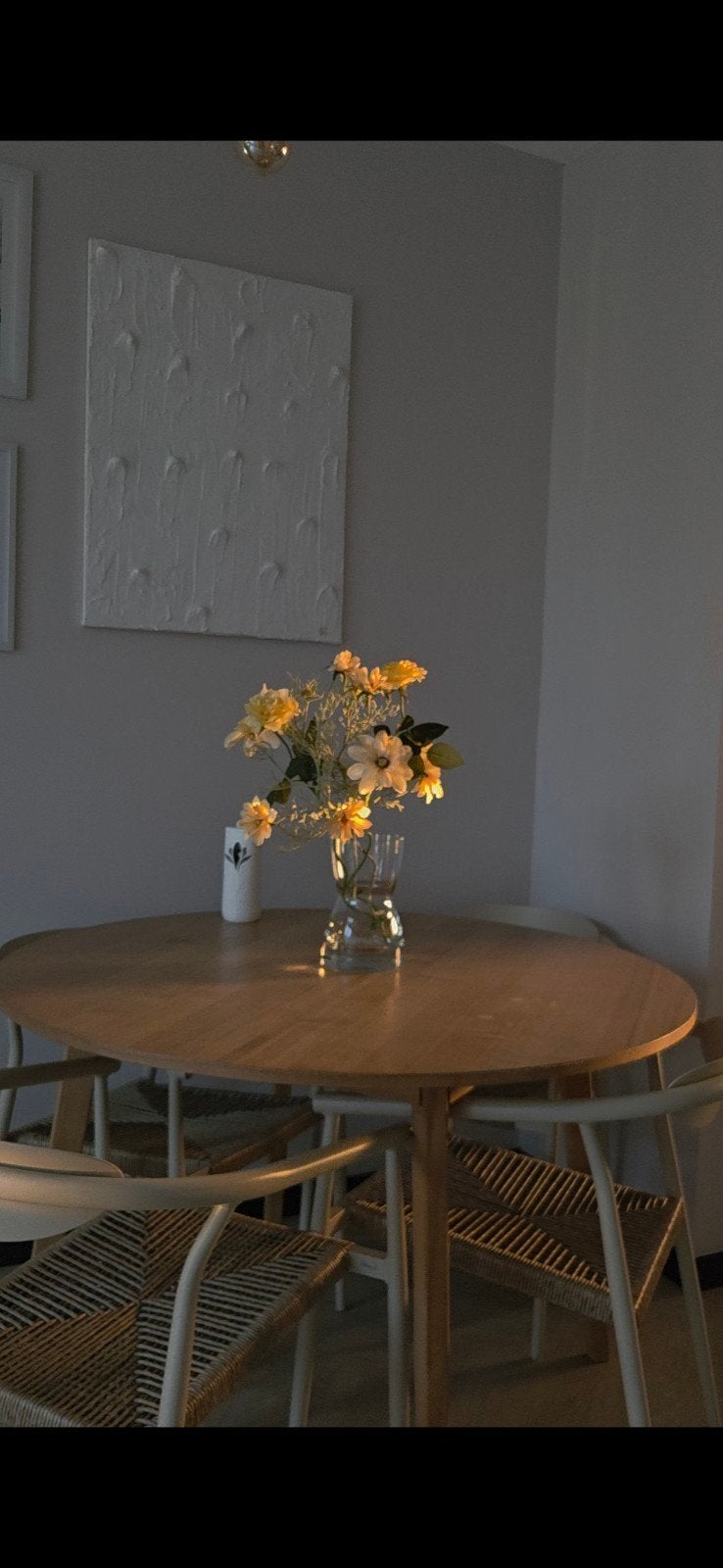 Ronde eettafel met gebruikssporen, Ophalen, Gebruikt, Rond, Vier personen