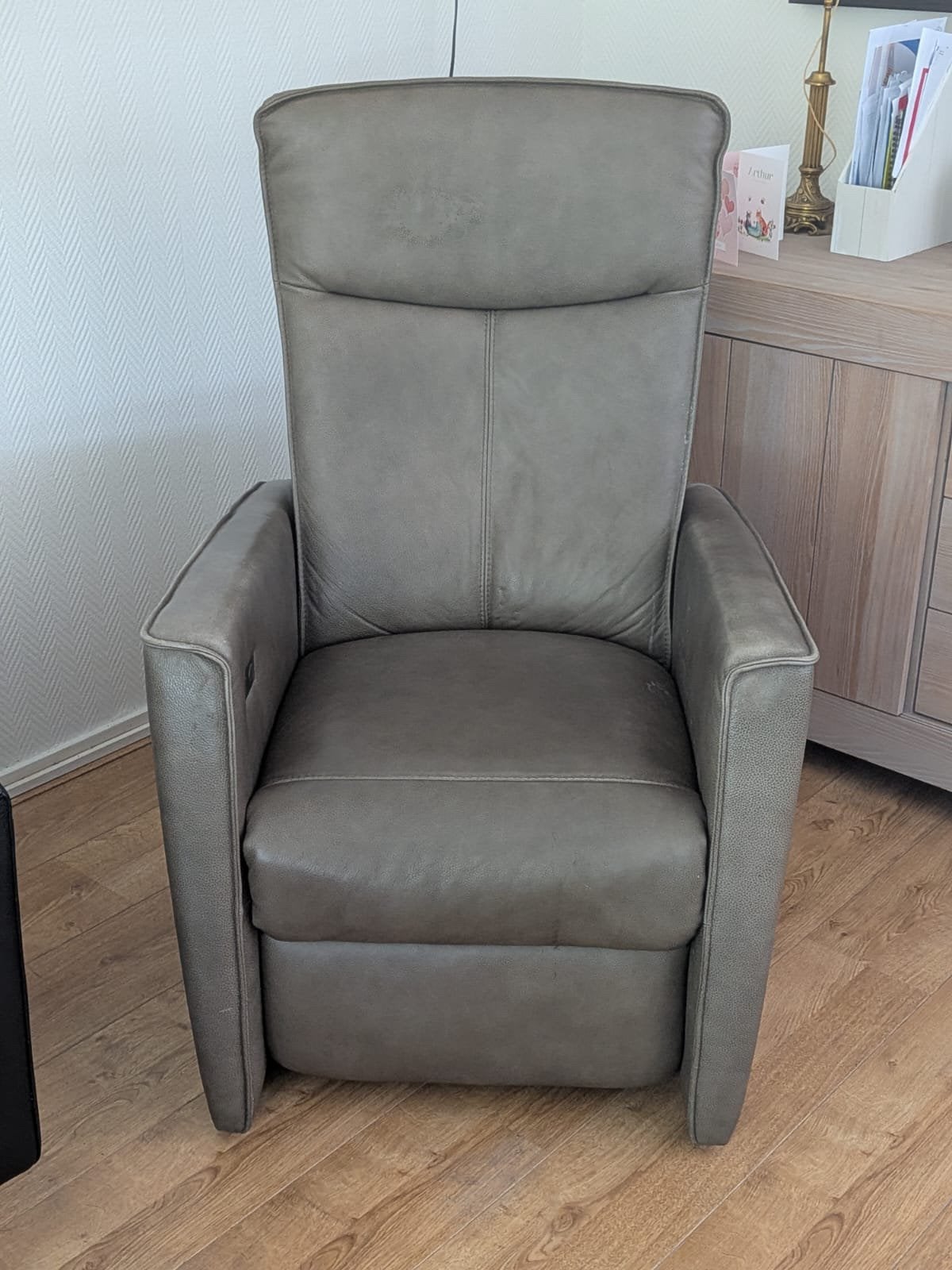 Comfortabele grijze leren relaxfauteuil met elektrische bedi, Ophalen, Zo goed als nieuw, Leer, 75 tot 100 cm